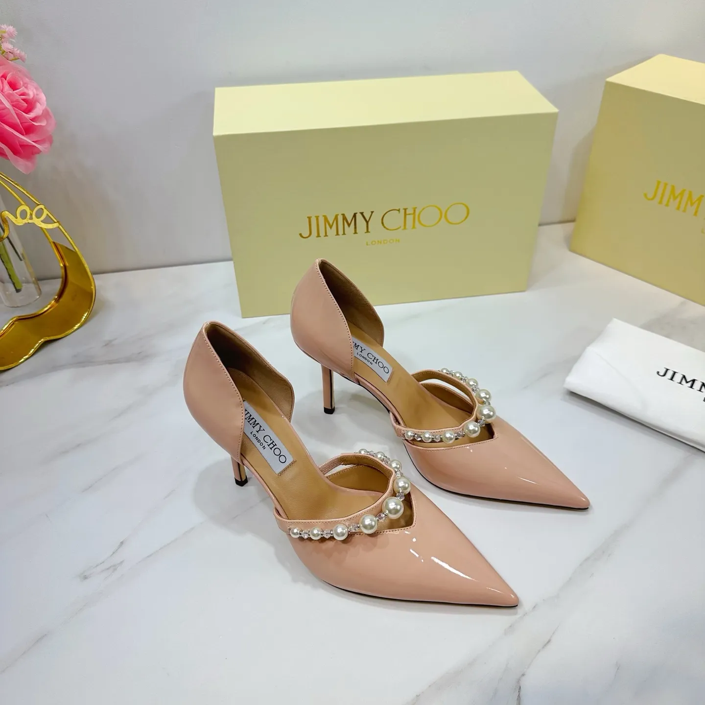 👟👟Ex-factory price 620👟👟 JIMMY CHOO (Jimmy CHOO) 💝💝💝 is a very comprehensive noble fashion lifestyle brand, with a series of women's high-heeled, medium-heeled, flat-heeled sandals with the same straps from major fashion bloggers and celebrities in Hong Kong and the United States.  The Australian pointed toe, round toe and square toe series are simply beautiful. Fall in love with elegance and playful sense of the future. Just by looking at them, you want to own them immediately, but you can really think about a pair of exquisite high heels~~~~~~~~~~~~~~~~~ 💝This series is specially designed for extraordinary and indifferent ladies, thus creating a unique overall effect, Jimmy Choo Design products that inspire women to move forward and show their charm💝💝💝 1⃣️Material: Imported patent leather 2⃣️Inner: Imported Italian lambskin, super soft and delicate 3⃣️Outsole: Imported Italian original original color genuine leather outsole Heel height 8.5 4⃣️Code number: 35 to 39 (34.40.41.42. Customized)